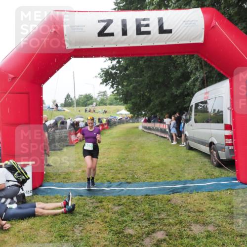 21.06.2025 - 27. Vierlanden-Triathlon MichiJ http://msf.ph/oto/8046881 15.06.2026 14:07:31 Ziel 955 meine-sportfotos.de