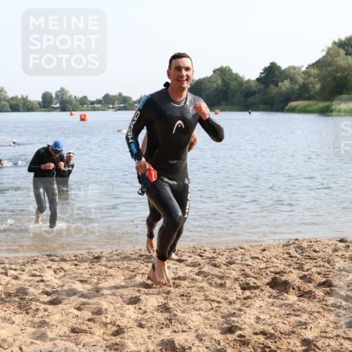 15.06.2025 - 27. Vierlanden-Triathlon Lena Gebhardt http://msf.ph/oto/8046883 15.06.2025 08:43:58 Schwimmen 23, 84, 97, 113, 153, 183 meine-sportfotos.de