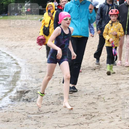 21.06.2025 - 27. Vierlanden-Triathlon Lena Gebhardt http://msf.ph/oto/8046890 15.06.2025 15:02:12 Schwimmen  meine-sportfotos.de