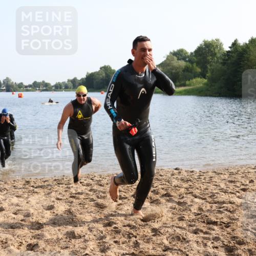 15.06.2025 - 27. Vierlanden-Triathlon Lena Gebhardt http://msf.ph/oto/8046892 15.06.2025 08:43:58 Schwimmen 23, 84, 97, 113, 153, 183 meine-sportfotos.de