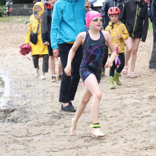 21.06.2025 - 27. Vierlanden-Triathlon Lena Gebhardt http://msf.ph/oto/8046898 15.06.2025 15:02:12 Schwimmen  meine-sportfotos.de