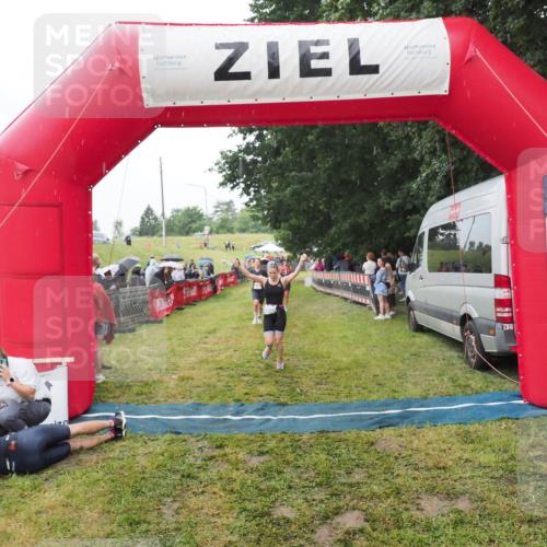 21.06.2025 - 27. Vierlanden-Triathlon MichiJ http://msf.ph/oto/8046917 15.06.2026 14:09:05 Ziel 218, 1180, 1230 meine-sportfotos.de