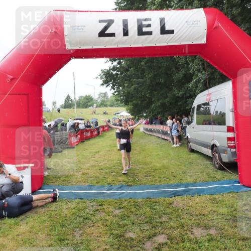 21.06.2025 - 27. Vierlanden-Triathlon MichiJ http://msf.ph/oto/8046919 15.06.2026 14:09:06 Ziel 218, 1180, 1230 meine-sportfotos.de