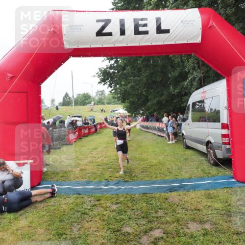 21.06.2025 - 27. Vierlanden-Triathlon MichiJ http://msf.ph/oto/8046921 15.06.2026 14:09:06 Ziel 218, 1180, 1230 meine-sportfotos.de
