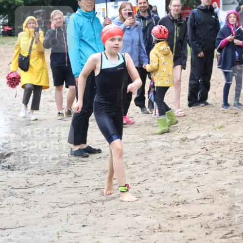 21.06.2025 - 27. Vierlanden-Triathlon Lena Gebhardt http://msf.ph/oto/8046922 15.06.2025 15:02:14 Schwimmen  meine-sportfotos.de