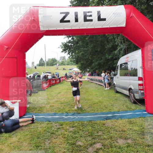 21.06.2025 - 27. Vierlanden-Triathlon MichiJ http://msf.ph/oto/8046923 15.06.2026 14:09:06 Ziel 218, 1180, 1230 meine-sportfotos.de