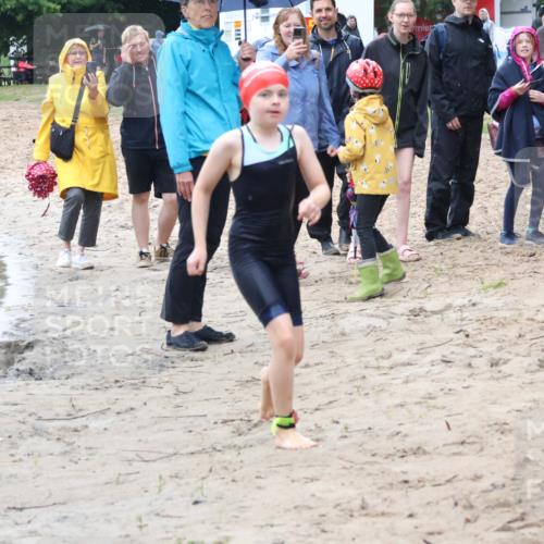 21.06.2025 - 27. Vierlanden-Triathlon Lena Gebhardt http://msf.ph/oto/8046926 15.06.2025 15:02:14 Schwimmen  meine-sportfotos.de
