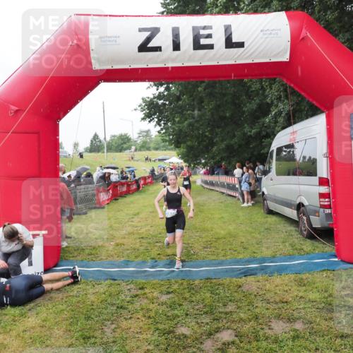 21.06.2025 - 27. Vierlanden-Triathlon MichiJ http://msf.ph/oto/8046927 15.06.2026 14:09:06 Ziel 218, 1180, 1230 meine-sportfotos.de