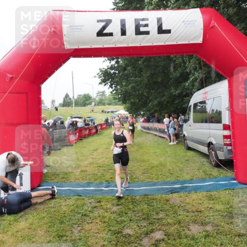 21.06.2025 - 27. Vierlanden-Triathlon MichiJ http://msf.ph/oto/8046932 15.06.2026 14:09:06 Ziel 218, 1180, 1230 meine-sportfotos.de