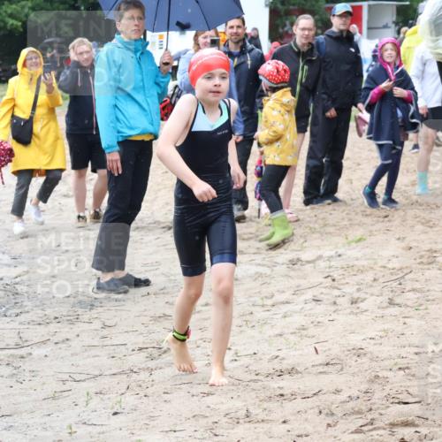 21.06.2025 - 27. Vierlanden-Triathlon Lena Gebhardt http://msf.ph/oto/8046933 15.06.2025 15:02:14 Schwimmen  meine-sportfotos.de