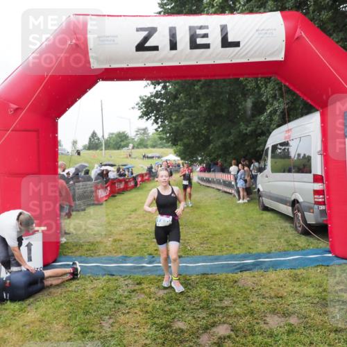 21.06.2025 - 27. Vierlanden-Triathlon MichiJ http://msf.ph/oto/8046934 15.06.2026 14:09:07 Ziel 218, 1180, 1230 meine-sportfotos.de