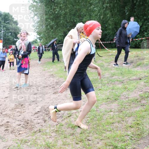 21.06.2025 - 27. Vierlanden-Triathlon Lena Gebhardt http://msf.ph/oto/8046937 15.06.2025 15:02:17 Schwimmen  meine-sportfotos.de