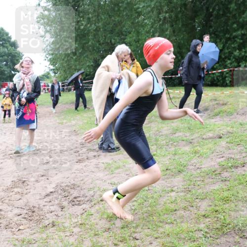 21.06.2025 - 27. Vierlanden-Triathlon Lena Gebhardt http://msf.ph/oto/8046941 15.06.2025 15:02:17 Schwimmen  meine-sportfotos.de