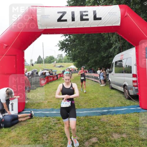 21.06.2025 - 27. Vierlanden-Triathlon MichiJ http://msf.ph/oto/8046944 15.06.2026 14:09:07 Ziel 218, 1180, 1230 meine-sportfotos.de
