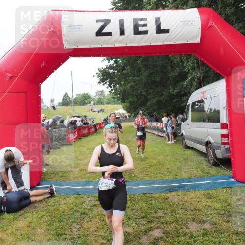 21.06.2025 - 27. Vierlanden-Triathlon MichiJ http://msf.ph/oto/8046949 15.06.2026 14:09:08 Ziel 218, 1180, 1230 meine-sportfotos.de