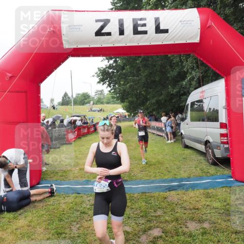 21.06.2025 - 27. Vierlanden-Triathlon MichiJ http://msf.ph/oto/8046953 15.06.2026 14:09:08 Ziel 218, 1180, 1230 meine-sportfotos.de