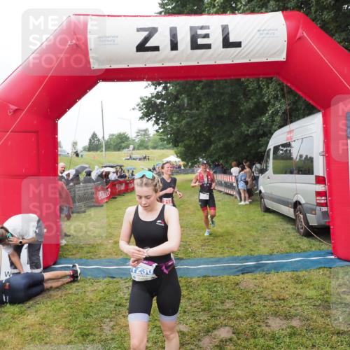 21.06.2025 - 27. Vierlanden-Triathlon MichiJ http://msf.ph/oto/8046955 15.06.2026 14:09:08 Ziel 218, 1180, 1230 meine-sportfotos.de