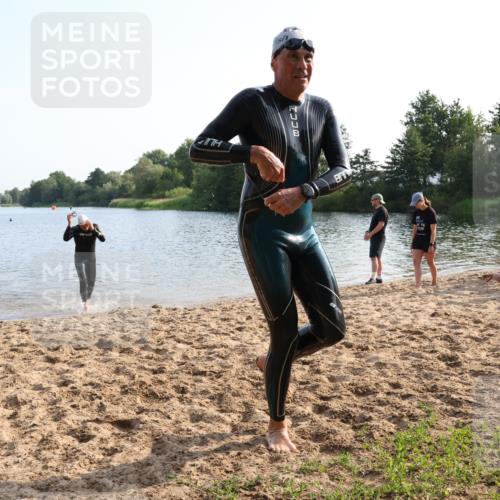 15.06.2025 - 27. Vierlanden-Triathlon Lena Gebhardt http://msf.ph/oto/8046956 15.06.2025 08:44:06 Schwimmen 23, 97, 130, 153, 174, 183 meine-sportfotos.de