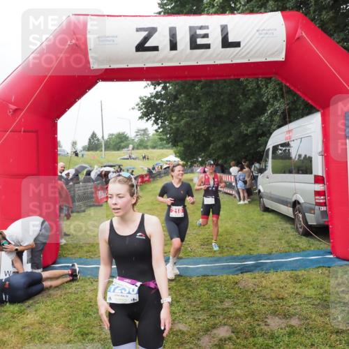 21.06.2025 - 27. Vierlanden-Triathlon MichiJ http://msf.ph/oto/8046957 15.06.2026 14:09:08 Ziel 218, 1180, 1230 meine-sportfotos.de