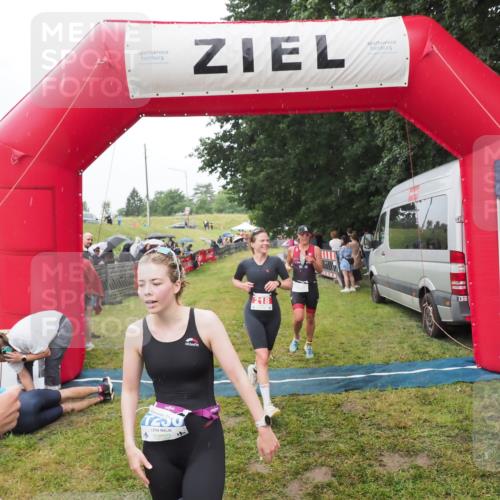 21.06.2025 - 27. Vierlanden-Triathlon MichiJ http://msf.ph/oto/8046959 15.06.2026 14:09:09 Ziel 218, 1180, 1230 meine-sportfotos.de