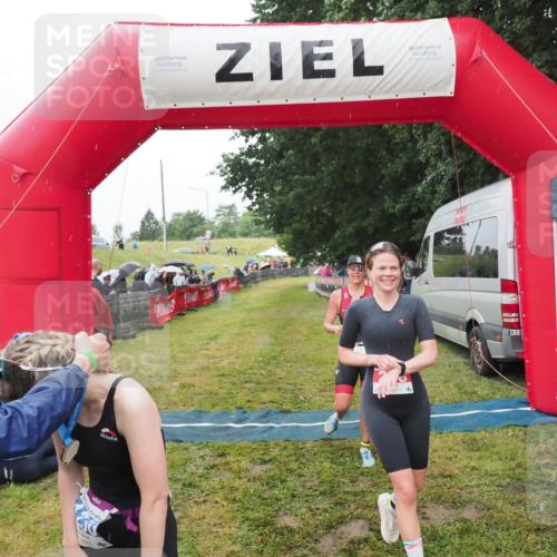 21.06.2025 - 27. Vierlanden-Triathlon MichiJ http://msf.ph/oto/8046970 15.06.2026 14:09:09 Ziel 218, 1180, 1230 meine-sportfotos.de