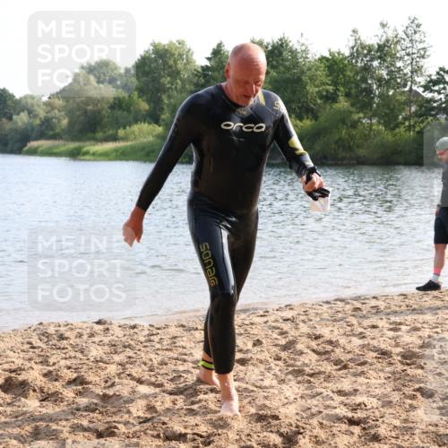 15.06.2025 - 27. Vierlanden-Triathlon Lena Gebhardt http://msf.ph/oto/8046971 15.06.2025 08:44:11 Schwimmen 97, 130, 153, 173, 174 meine-sportfotos.de