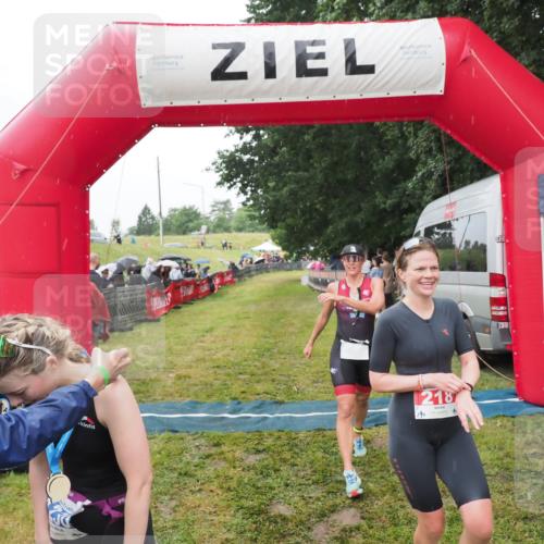 21.06.2025 - 27. Vierlanden-Triathlon MichiJ http://msf.ph/oto/8046974 15.06.2026 14:09:10 Ziel 218, 1180, 1230 meine-sportfotos.de