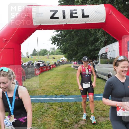 21.06.2025 - 27. Vierlanden-Triathlon MichiJ http://msf.ph/oto/8046981 15.06.2026 14:09:10 Ziel 218, 1180, 1230 meine-sportfotos.de