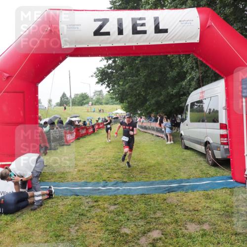 21.06.2025 - 27. Vierlanden-Triathlon MichiJ http://msf.ph/oto/8046987 15.06.2026 14:09:24 Ziel 1133, 1222 meine-sportfotos.de