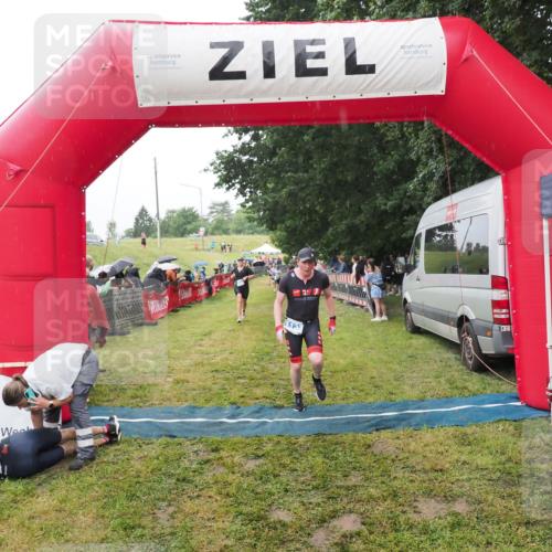 21.06.2025 - 27. Vierlanden-Triathlon MichiJ http://msf.ph/oto/8046993 15.06.2026 14:09:24 Ziel 1133, 1222 meine-sportfotos.de