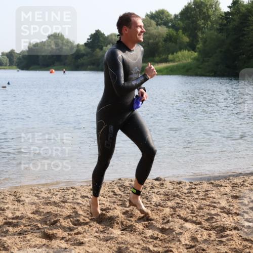 15.06.2025 - 27. Vierlanden-Triathlon Lena Gebhardt http://msf.ph/oto/8046994 15.06.2025 08:44:16 Schwimmen 130, 173, 174 meine-sportfotos.de