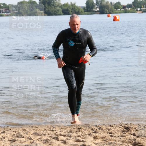 15.06.2025 - 27. Vierlanden-Triathlon Lena Gebhardt http://msf.ph/oto/8046998 15.06.2025 08:44:17 Schwimmen 130, 173, 174 meine-sportfotos.de