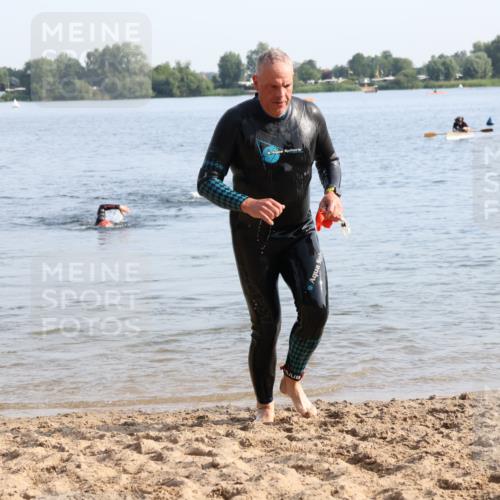 15.06.2025 - 27. Vierlanden-Triathlon Lena Gebhardt http://msf.ph/oto/8046999 15.06.2025 08:44:18 Schwimmen 130, 173, 174 meine-sportfotos.de