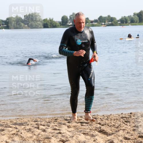 15.06.2025 - 27. Vierlanden-Triathlon Lena Gebhardt http://msf.ph/oto/8047001 15.06.2025 08:44:19 Schwimmen 130, 173, 174 meine-sportfotos.de
