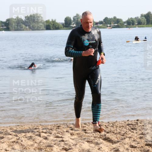 15.06.2025 - 27. Vierlanden-Triathlon Lena Gebhardt http://msf.ph/oto/8047003 15.06.2025 08:44:19 Schwimmen 130, 173, 174 meine-sportfotos.de