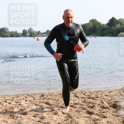 15.06.2025 - 27. Vierlanden-Triathlon Lena Gebhardt http://msf.ph/oto/8047005 15.06.2025 08:44:20 Schwimmen 130, 173, 174 meine-sportfotos.de