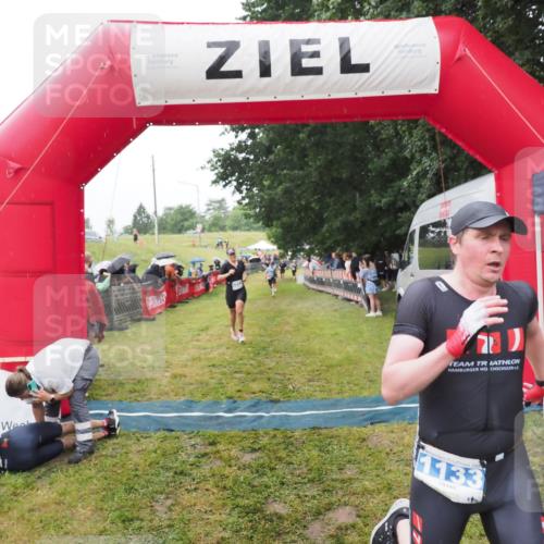 21.06.2025 - 27. Vierlanden-Triathlon MichiJ http://msf.ph/oto/8047006 15.06.2026 14:09:25 Ziel 1133, 1191, 1222 meine-sportfotos.de