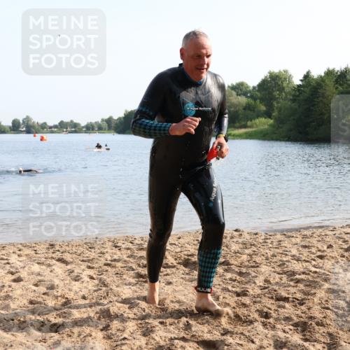 15.06.2025 - 27. Vierlanden-Triathlon Lena Gebhardt http://msf.ph/oto/8047009 15.06.2025 08:44:21 Schwimmen 130, 173, 174 meine-sportfotos.de