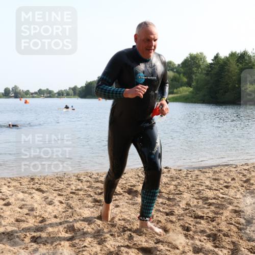 15.06.2025 - 27. Vierlanden-Triathlon Lena Gebhardt http://msf.ph/oto/8047011 15.06.2025 08:44:21 Schwimmen 130, 173, 174 meine-sportfotos.de
