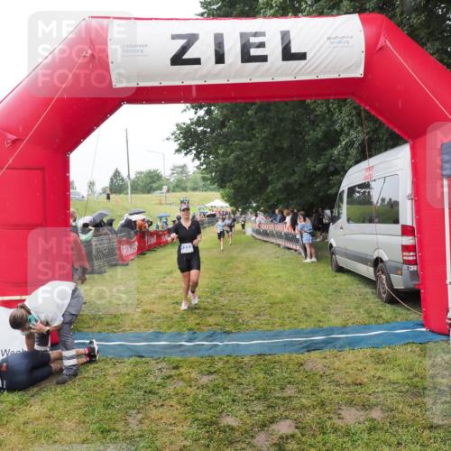 21.06.2025 - 27. Vierlanden-Triathlon MichiJ http://msf.ph/oto/8047013 15.06.2026 14:09:26 Ziel 1133, 1191, 1222 meine-sportfotos.de