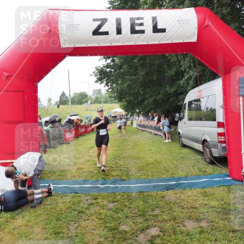 21.06.2025 - 27. Vierlanden-Triathlon MichiJ http://msf.ph/oto/8047015 15.06.2026 14:09:26 Ziel 1133, 1191, 1222 meine-sportfotos.de