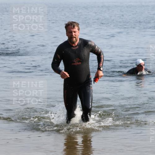 15.06.2025 - 27. Vierlanden-Triathlon Lena Gebhardt http://msf.ph/oto/8047016 15.06.2025 08:44:31 Schwimmen 93 meine-sportfotos.de