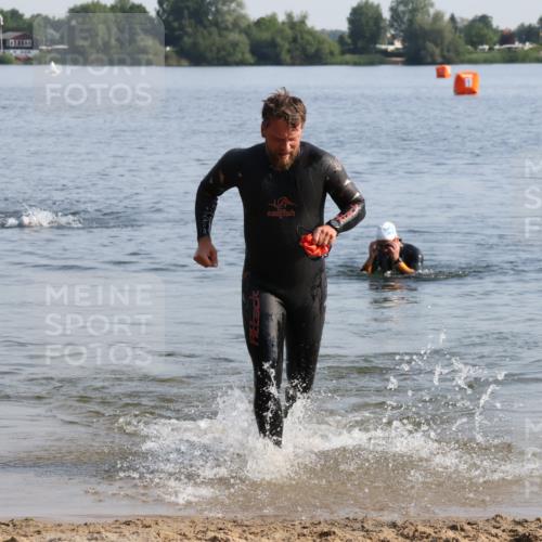 15.06.2025 - 27. Vierlanden-Triathlon Lena Gebhardt http://msf.ph/oto/8047021 15.06.2025 08:44:32 Schwimmen 93 meine-sportfotos.de