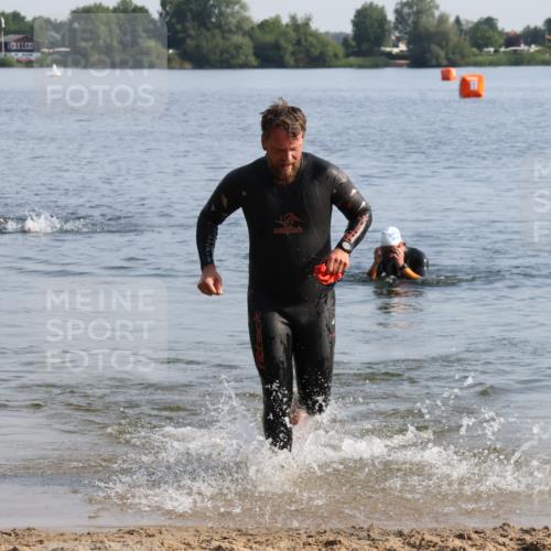 15.06.2025 - 27. Vierlanden-Triathlon Lena Gebhardt http://msf.ph/oto/8047023 15.06.2025 08:44:32 Schwimmen 93 meine-sportfotos.de