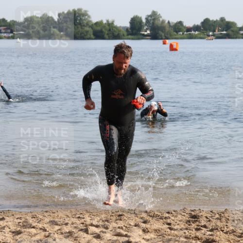 15.06.2025 - 27. Vierlanden-Triathlon Lena Gebhardt http://msf.ph/oto/8047025 15.06.2025 08:44:33 Schwimmen 93 meine-sportfotos.de