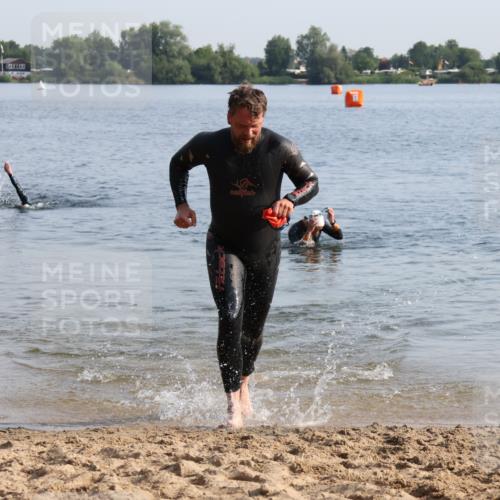 15.06.2025 - 27. Vierlanden-Triathlon Lena Gebhardt http://msf.ph/oto/8047027 15.06.2025 08:44:33 Schwimmen 93 meine-sportfotos.de