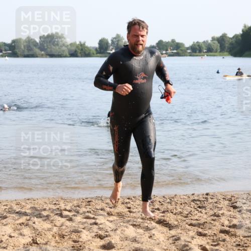 15.06.2025 - 27. Vierlanden-Triathlon Lena Gebhardt http://msf.ph/oto/8047029 15.06.2025 08:44:34 Schwimmen 93 meine-sportfotos.de