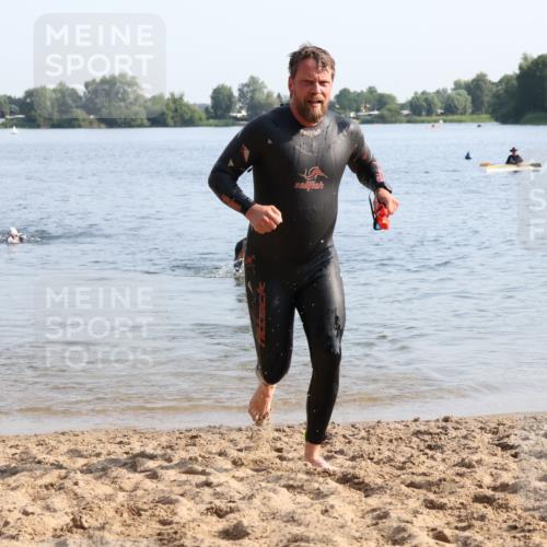 15.06.2025 - 27. Vierlanden-Triathlon Lena Gebhardt http://msf.ph/oto/8047031 15.06.2025 08:44:34 Schwimmen 93 meine-sportfotos.de