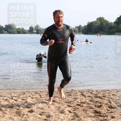 15.06.2025 - 27. Vierlanden-Triathlon Lena Gebhardt http://msf.ph/oto/8047033 15.06.2025 08:44:34 Schwimmen 93 meine-sportfotos.de