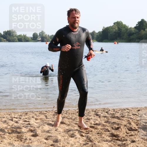 15.06.2025 - 27. Vierlanden-Triathlon Lena Gebhardt http://msf.ph/oto/8047035 15.06.2025 08:44:34 Schwimmen 93 meine-sportfotos.de